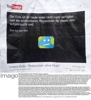 Unter dem Motto Ab heute leben wir auf Pump! haben Umwelt- und Menschenrechtsaktivisten am Dienstag (20.08.2013) vor dem Bundeskanzleramt in Berlin auf den globalen Erdüberlastungstag (englisch: Earth Overshoot Day) aufmerksam gemacht. Auf einem überdimensionierten Bildschirm zeigten sie symbolisch das Verschwinden der Erde, wenn die erneuerbaren Ressourcen weiterhin so verschwendet werden wie bisher. (Foto: Aktivisten haben ein Transparent mit dem Foto des Planeten Erde von dem dahinterliegenden Transparent entfernt.) Im Prinzip leben wir ab Dienstag auf Pump, weil die nachwachsenden Ressourcen der Erde für dieses Jahr nicht mehr zu Verfügung stehen , erklärte Christine Pohl, Referentin des entwicklungspolitischen Netzwerks Inkota. Das so genannte Global Footprint Network berechnet jedes Jahr den Ökologischen Fußabdruck der Menschheit. In die Berechnung ein fließt der Bedarf an Acker epd EDITORIAL USE ONLY