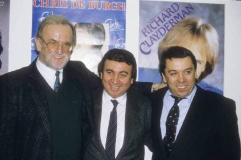 Fritz Rau, Marcel Avram und Matthias Hoffmann (v.li.) 12 88 dar v.li.: Fritz Rau, Marcel Avram und Matthias Hoffmann im Dezember 1988 Deutschland deutsch deutscher Mann Konzerte Unternehmer Unternehmen Management Manager Musik Männer Konzertveranstalter Promoter Produzent Musikproduzent german concert promoter promoters quer halb stehend lächelnd