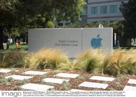 IMAGO History, 250 Jahre USA, Digitales Zeitalter: Entwicklung des Internets und Aufstieg von Silicon Valley Firmenschild und Logo am Apple Campus der Apple Inc. am Infinite Loop. Am 30.07.2013 im Silicon Valley, Cupertino - Kalifornien USA - Vereinigte Staaten von Amerika. Â