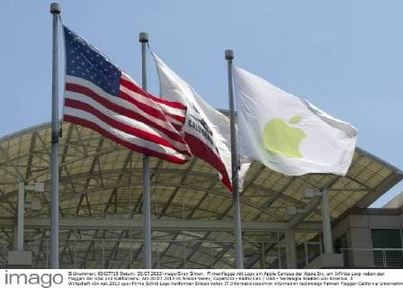 IMAGO History, 250 Jahre USA, Digitales Zeitalter: Entwicklung des Internets und Aufstieg von Silicon Valley Firmenflagge mit Logo am Apple Campus der Apple Inc. am Infinite Loop neben den Flaggen der USA und Kaliforniens. Am 30.07.2013 im Silicon Valley, Cupertino - Kalifornien USA - Vereinigte Staaten von Amerika. Â