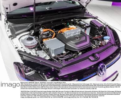 DEU, Deutschland, Frankfurt am Main: 65. Internationale Automobil Ausstellung IAA - Messestand der Volkswagen AG - Motorraum eines VW e-Golf