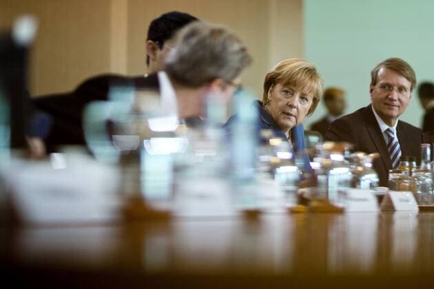 Bundeskanzlerin Angela Merkel (CDU) unterhält sich am Mittwoch (05.06.13) im Bundeskanzleramt in Berlin bei der Kabinettssitzung mit Aussenminister Guido Westerwelle (FDP).