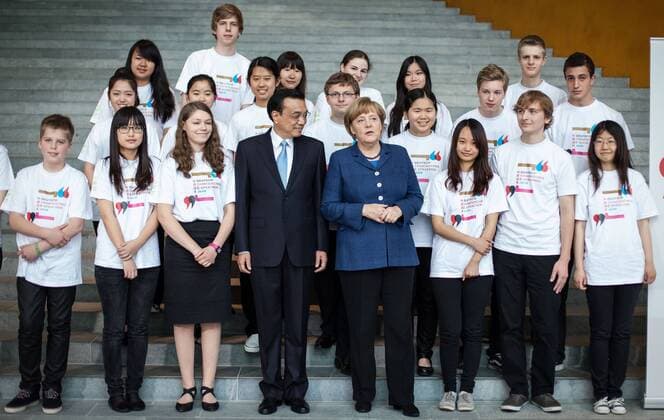 Berlin, Bundeskanzlerin Angela Merkel (CDU) und Ministerpräsident der Volksrepublik China, Li Keqiang posieren am Sonntag (26.05.13) in Bundeskanzleramt in Berlin mit dem Kindern.