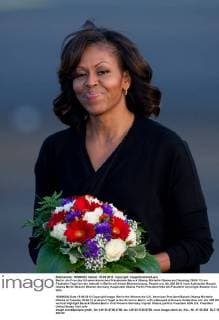 Berühmte Feministinnen, Michelle Obama Berlin, die Frau des US-amerikanischen Präsidenten Barack Obama, Michelle Obama am Dienstag (18.06.13) am Flughafen Tegel bei der Ankunft in Berlin mit einem Blumenstrauss.