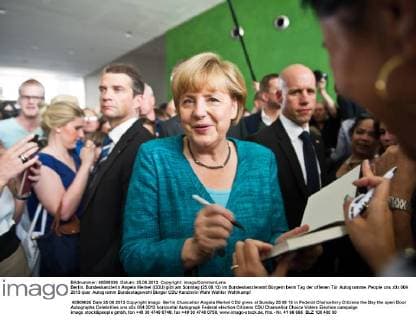 Berlin, Bundeskanzlerin Angela Merkel (CDU) gibt am Sonntag (25.08.13) im Bundeskanzleramt Bürgern beim Tag der offenen Tür Autogramme.
