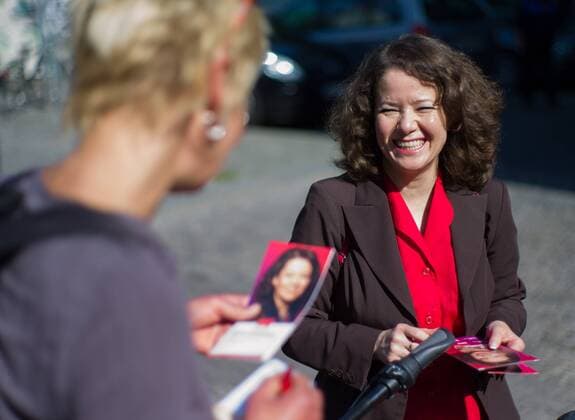 Die Kandidatin der SPD für Charlottenburg Ülker Radziwill beim Wahlkampf am Klauseplatz in Berlin Charlottenburg Berlin