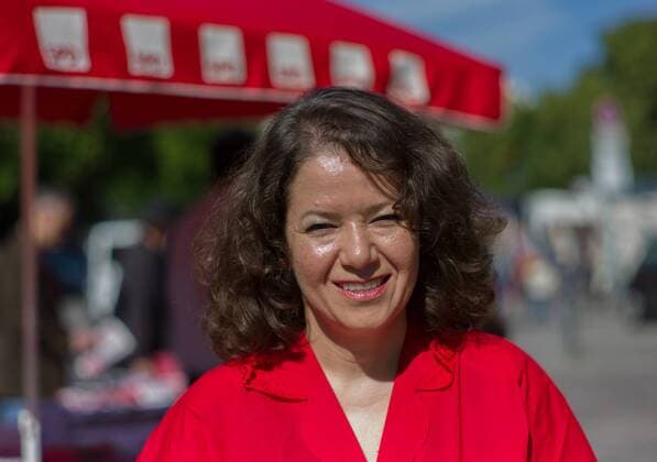 Die Kandidatin der SPD für Charlottenburg Ülker Radziwill beim Wahlkampf am Klauseplatz in Berlin Charlottenburg Berlin