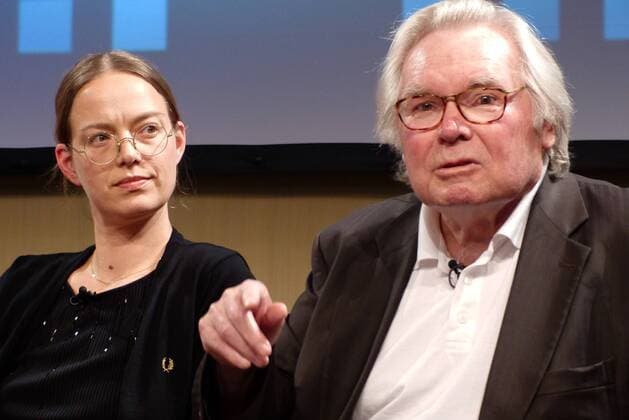 2013.09.11 Bln.- Mercedes BUNZ ist Literaturwissenschaftlerin und Journalistin, sowie Mitglied der Akademie der Künste Berlin; sie hört ihrem Nachbarn, dem Sozialphilosophen Oska NEGT, aufmerksam zu, das Foto wurde anlässlich des 50. Akademiegesprächs ( Motto : Wählen gehen ) aufgenommen Mercedes BUNZ und Oskar NEGT in der Akademie der Künste