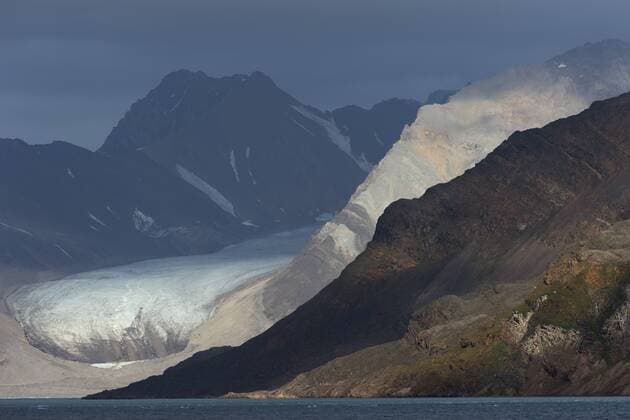  Kongsbreen-Gletscher umgeben von Bergen, Kongsfjorden, Inselgruppe Spitzbergen, Norwegen, Europa ibxomk03737579.jpg