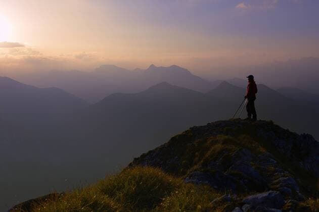 Ammergebirge mit Bergsteiger zum Sonnenaufgang, Füssen, Ostallgäu, Allgäu, Schwaben, Bayern, Deutschland, Europa iblsei03733279.jpg