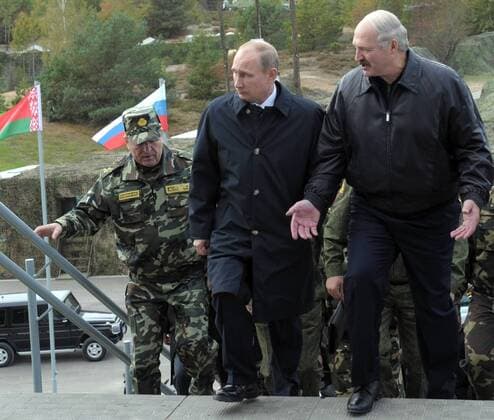 ITAR-TASS: GRODNO, BELARUS. SEPTEMBER 26, 2013. Defence minister of Belarus Yuri Zhadobin, Russia s president Vladimir Putin, and president of Belarus Alexander Lukashenko (L-R) seen ahead of the final stage of the Zapad-2013 joint strategic military exercises, at the Gozhsky testing range.  RE12A832