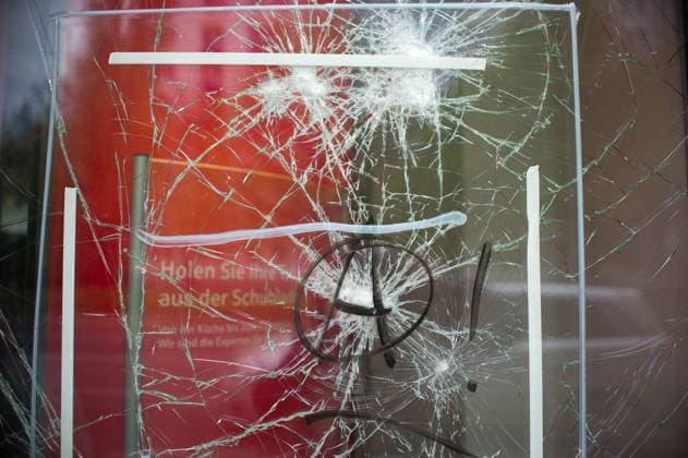 Berlin, Eingeschlagene Scheibe einer Sparkasse am Donnerstag (02.05.13) in der Heinrich-Heine-Strasse in Kreuzberg nach dem 1. Mai. Sparkasse nach dem 1. Mai