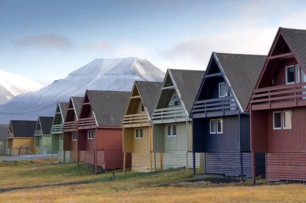  Bunte Häuser, hinten schneebedeckte Berge, Longyearbyen, Insel Spitzbergen, Inselgruppe Spitzbergen, Norwegen, Europa iblomk03743093.jpg