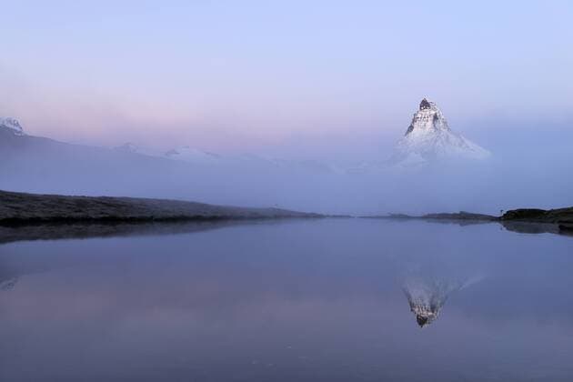Matterhorn in Nebel gehüllt, vorne der Stellisee, Walliser Alpen, Kanton Wallis, Schweiz, Europa ibxshu03738822.jpg