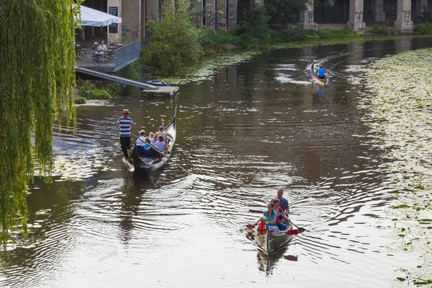 Gondel, Kanuten und Ruderer auf dem Karl-Heine-Kanal, Plagwitz, Leipzig, Sachsen, Deutschland, Europa iblwer03733766.jpg