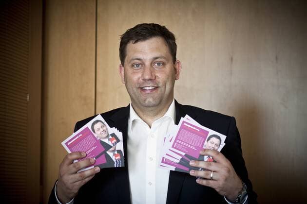 17.05.2013, Lars Klingbeil, Bundestagsabgeordneter der SPD aus Niedersachsen, aufgenommen in seinem Berliner Abgeordnetenbüro im Jakob-Kaiser-Haus, hier mit Bügerdialog-Karten für seinen Wahlkampf.
