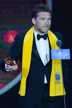 MACAO, Oct. 7, 2013 - Australian actor Sam Worthington receives the Global Best Action Perfomer award at the awarding ceremony of the 10th Huading Awards, the release ceremony of the Global Entertainment Celebrities Satisfaction Survey, in Macao, south China, Oct. 7, 2013. (Xinhua Cheong Kam Ka) (wr) CHINA-MACAO-HUADING AWARDS (CN) 