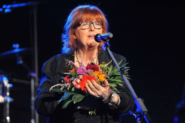 Erfurt MDR Landesfunkhaus Thüringen MDR Studiokonzert von Maggie Reilly Maggie Reilly ist die Heldin der romantischen Popsongs. Moonlight shadow oder To France kann wohl jeder mitsummen oder mitbrummen. Gestern Abend kam die schottische Sängerin zu einem exklusiven Studiokonzert zu MDR THÜRINGEN nach Erfurt! Karten für das Event gab es nicht zu kaufen - nur zu gewinnen. Neben ihren großen Hits brachte sie auch ihr neues Album Heaven sent mit, das in wenigen Tagen veröffentlicht wird. Als erste Single wurde daraus der Titel Juliette ausgekoppelt. Maggie Reilly (Gesang) Stuart MacKillop (Keybord) Simon Little (Bass) Davie Dunsmuir (Gitarre) Tony Soave (Drums) Fionn Reilly - Sohn der alten Dame - (Acc.Gitarre) MDR Studiokonzert von Maggie Reilly
