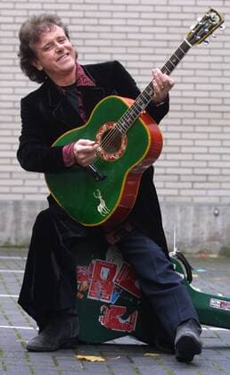 Der irische Sänger und Songschreiber Donovan mit seiner Gitarre
