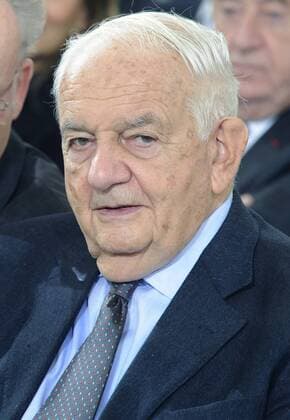 Der deutsch-französische Publizist Alfred Grosser am Sonntag (13.10.2013) bei der Verleihung des Friedenspreises des Deutschen Buchhandels in der Paulskirche in Frankfurt am Main. Die weißrussische Schriftstellerin Swetlana Alexijewitsch wurde in diesem Jahr mit dem Friedenspreis ausgezeichnet. Der Preis ist mit 25.000 Euro dotiert und wird am Schlusstag der Frankfurter Buchmesse vom Börsenverein des Deutschen Buchhandels in der Paulskirche verliehen. Die 65-jährige Swetlana Alexijewitsch gilt als Chronistin des Zerfalls der Sowjetunion und als mutige Aufklärerin. Die Laudatio auf die Preisträgerin hält der Historiker Karl Schlögel. (Siehe epd-Bericht vom 13.10.2013) Der deutsch-französische Publizist Alfred Grosser epd EDITORIAL USE ONLY