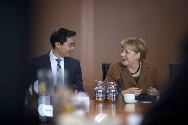 Philipp Rösler, Angela Merkel, Kabinettssitzung DEU, Deutschland, Germany, Berlin, 16.10.2013 Philipp Rösler , Bundeswirtschaftsminister und Vizekanzler FDP, und Angela Merkel, Bundeskanzlerin und Bundesvorsitzende der CDU (rechts), vor der Kabinettsitzung im Berliner Kanzleramt. Kabinettsitzung, Kabinettssitzung, Bundeskanzleramt, Kabinett, Bundeskabinett, Bundespolitik, Deutsche Politik, Politiker, QF Querformat, 2013, Rösler Philipp Rösler, Federal Minister of the Economy and vice chancellor FDP, and Angela Merkel, Chancellor and leader of the CDU (right), at a cabinet meeting at the chancellor office in Berlin. Politics, Germany, political, Politician