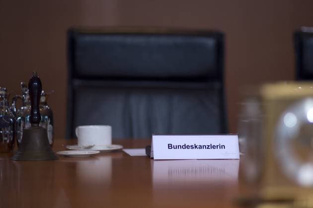 Bundeskanzlerin DEU, Deutschland, Germany, Berlin, 16.10.2013 Schild Bundeskanzlerin am Platz von Angela Merkel , Bundeskanzlerin und CDU Vorsitzende, vor Beginn einer Kabinettssitzung im Bundeskanzleramt. Kabinett, Kabinettsitzung, Bundespolitik, Bundesregierung, Detail, Feature, Macht, Namensschild, Politiker, Politikerin, Regierung, Regierungschef, Regierungschefin, Sitzplatz, Sitzung, Symbol, Symbolbild, symbolisch, Symbole, Symbolfoto, Deutsche Politik, Europa, QF Querformat, Kanzlerin, Persönlichkeit, 2013. The place of Chancellor Angela Merkel, CDU, at cabinett meeting. Politics, Germany, Europe, Politician, Governance, Government, symbolic photo image.