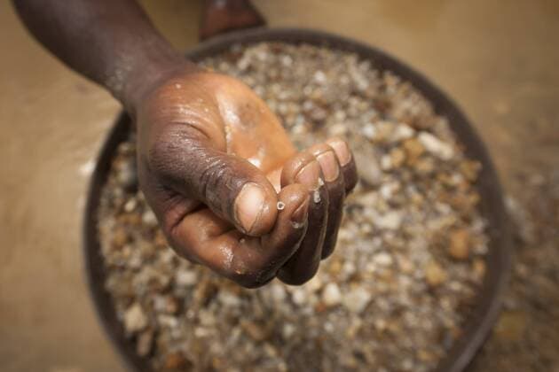  Fund eines kleinen Diamanten von etwa zwei Karat aus dem Waschsieb eines Diamantenschürfers, Kenema, Eastern Province, Sierra Leone, Afrika ibldrn03758706.jpg
