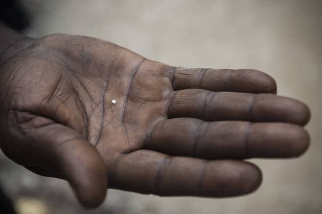  Fund eines Diamantenschürfers, ein kleiner Diamant von etwa zwei Karat, Kenema, Eastern Province, Sierra Leone, Afrika ibldrn03758715.jpg