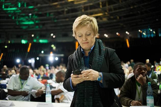 Berlin, Die ehemalige Fraktionsvorsitzende Renate Künast (Bündnis 90 Die Grünen) am Freitag (18.10.13) in Berlin beim Bundesparteitag der Partei Die Grünen mit einem Handy in der Hand.