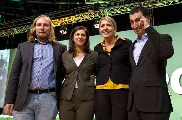 Wahl des neuen Bundesvorstandes: Die Fraktionsvorsitzenden Anton HOFREITER und Katrin GÖRING-ECKARDT, sowie die neu gewählten Vorsitzenden Simone PETER und Cem ÖZDEMIR (vl) Bundesdelegiertenkonferenz der Partei Buendnis90 DIE GRÜNEN im Velodrom in Berlin, Deutschland am 19.10.2013.