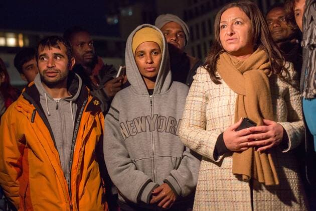 Am elften Tag unterbrechen die vor dem Brandenburger Tor protestierenden Flüchtlinge ihren Hungerstreik. Diese Entscheidungen fiel nach Verhandlungen mit der Berliner Integrationssenatorin Dilek Kolat (rechts), dem migrationspolitischen Sprechers der SPD-Bundestagsfraktion Rüdiger Veit und dem Vizepräsidenten des Bundesamts für Migration und Flüchtlinge, Michael Griesbeck. Die Asylbewerber räumen das Protestcamp, und werden vorläufig in Räumen der evangelischen Kirche in Berlin unterkommen. Hungerstreik Unterbrechung