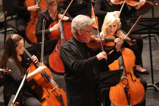 Pinchas Zukerman, 70. Geburtstag am 16. Juli SHANGHAI, CHINA - OCTOBER 19: (CHINA OUT) Violinist Pinchas Zukerman performs during the closing ceremony of Canada s National Arts Centre Orchestra China Tour at Shanghai Concert Hall on October 19, 2013 in Shanghai, China.  CFP445147079