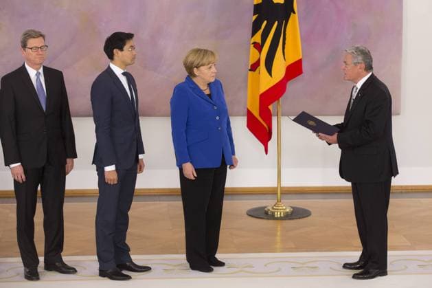 Bundespräsident Joachim Gauck (r.) verabschiedet am Dienstag (22.10.13) in Berlin im Schloss Bellevue die Mitglieder des alten Kabinetts: Aussenminister Guido Westerwelle (FDP, l.), Bundeswirtschaftsminister und Vizekanzler Philipp Rösler (FDP, 2.v.l.) und Bundeskanzlerin Angela Merkel (CDU).