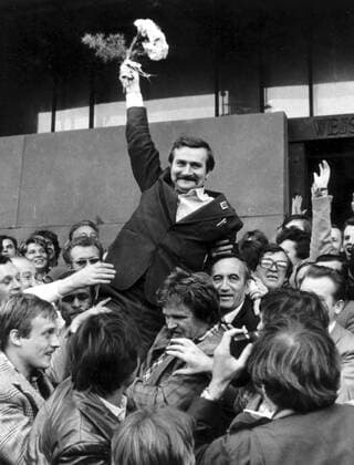 Lech Walesa lässt sich nach der Unterzeichnung des Abkommens zwischen Solidarnosc und der Regierung in Warschau feiern - daneben: Tadeusz Mazowiecki. - 18367b 