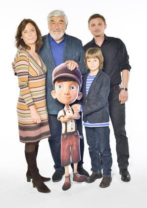 Inka Friedrich ,Mario Adorf ,Pinocchio,Aaron Kisslov,Florian Lukas die Geschichte der lebendigen Holzpuppe Pinocchio, die viele Abenteuer besteht und es mit der Wahrheit nicht so genau nimmt, ist 130 Jahre alt und bekannt auf der ganzen Welt. Italiens berühmteste Märchengestalt mit der beim Lügen wachsenden Nase hat bereits als Buch, Trick- und Kinofilm Kinderherzen erobert. Der WDR und die ARD präsentieren nun den Event-Zweiteiler Pinocchio als Neuverfilmung (2x90 Min.) und Mischung aus Animation und Realfilm im Weihnachtsprogramm des Ersten.