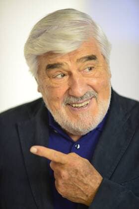 Mario Adorf die Geschichte der lebendigen Holzpuppe Pinocchio, die viele Abenteuer besteht und es mit der Wahrheit nicht so genau nimmt, ist 130 Jahre alt und bekannt auf der ganzen Welt. Italiens berühmteste Märchengestalt mit der beim Lügen wachsenden Nase hat bereits als Buch, Trick- und Kinofilm Kinderherzen erobert. Der WDR und die ARD präsentieren nun den Event-Zweiteiler Pinocchio als Neuverfilmung (2x90 Min.) und Mischung aus Animation und Realfilm im Weihnachtsprogramm des Ersten.