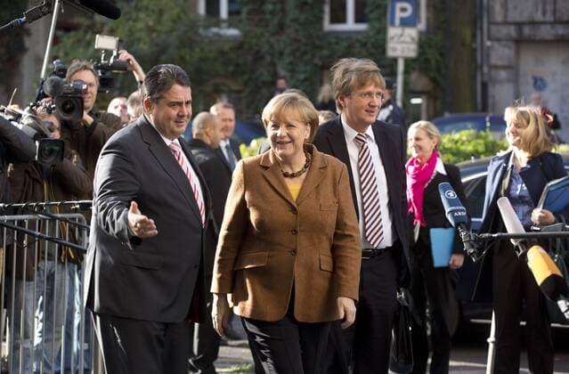 Deutschland, Berlin, Willy-Brandt-Haus, Koalitionsverhandlungen zwischen SPD und CDU CSU, Sigmar Gabriel SPD, Angela Merkel CDU, Ronald Pofalla CDU, 30.10.2013