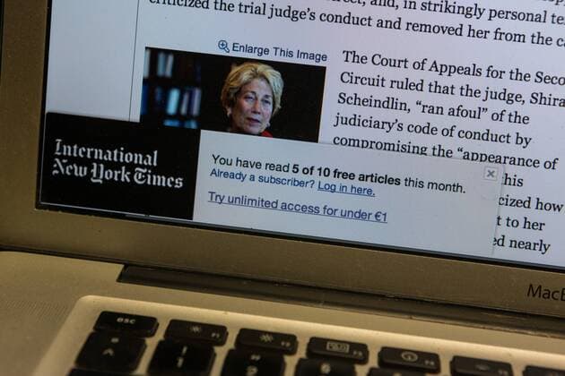 USA, United States of America, New York: Online-Publishing, Umsatzzuwächse hat die New York Times der wachsenden Zahl ihrer Digital-Abonnenten zu verdanken. Im Jahresvergleich hat die Zahl der Abonnenten bei den digitalen Ausgaben um 28 Prozent auf 727.000 zugenommen. Vor rund zweieinhalb Jahren hatte die New York Times eine Bezahlschranke (Metered Paywall) eingeführt. Nach einer bestimmten Anzahl von Zugriffen im Monat werden Nutzer aufgefordert, ein Abo abzuschließen.
