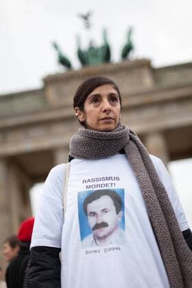 Zwei Jahre nach Bekannt werden der Mordserie des rechtsterroristischen NSU demonstrieren in Berlin mehrere hundert Menschen unter dem Motto: In Gedenken an die vom NSU Ermordeten - Das Problem heißt Rassismus! Am Gedenktag zum Jahrestag der Aufdeckung der Mordserie der Zwickauer Terrorzelle Nationalsozialistischer Untergrund protestieren die Demonstranten gegen alltäglichen Rassismus der Gesellschaft und fordern eine rückhaltlose Aufklärung der Morde und eine Abschaffung des Verfassungsschutzes. Demonstranten tragen T-Shirts mit dem Aufdruck Rassismus mordet und den Fotos der Opfer der rechtsextremen Mordserie. Nach Ende der Demonstration stoppt die Polizei in der Rudi-Dutschke-Strasse mit mehreren Einsatzfahrzeugen den Lautsprecherwagen der Demonstration und beschlagnahmt die Musikanlage. Grund dafür soll die Parole NSU-Terror - Nazis und Staat Hand in Hand sein. Gedenken NSU-Opfer MR:N