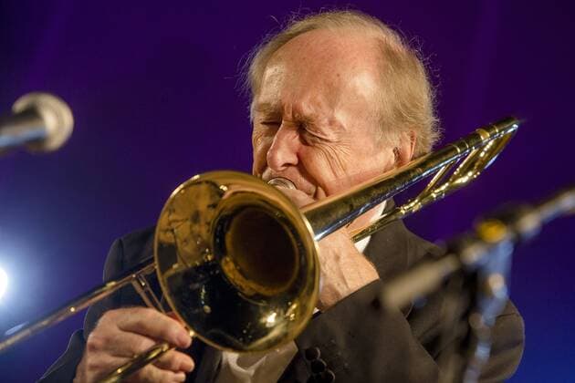 Posaunist und Bandleader Chris Barber (83) beim Auftritt der Gruppe Chris Barber and The Big Chris Barber Band im Rahmen der Tournee der legendären 3 B s - Chris Barber Acker Bilk Kenny Ball - auf dem Konzertplatz Weißer Hirsch in Dresden . Kultur Musik