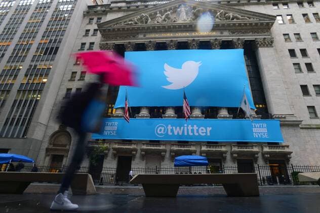 (131107) -- NEW YORK, Nov. 7, 2013 (Xinhua) -- Pedestrians pass by a giant logo of Twitter hanging on the front gate of the New York Stock Exchange (NYSE) in New York, U.S., Nov. 7, 2013. Social network giant Twitter Inc. began trading under the symbol TWTR on the New York Stock Exchange and closed at 44.9 dollars on Thursday. (Xinhua Wang Lei) US-NEW YORK-NYSE-TWITTER-IPO 