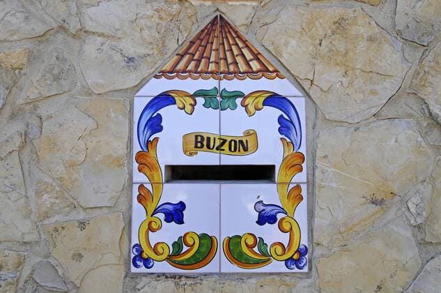  Gekachelter Briefkasten mit der Aufschrift Buzon , spanisch für Briefkasten , Valencia, Provinz Valencia, Spanien, Europa iblbab03768822.jpg