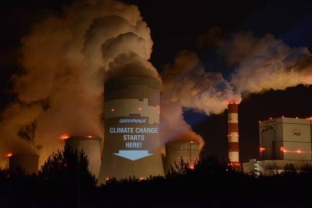 IMAGO Nature: Unsere Erde, Energiequellen, Kohlekraftwerke Greanpeace action in Belchatow Members of Greenpeace show slides on one of the chimneys of Belchatow Power Station on November 9, 2013 in Rogowiec, Poland during an action - The climate change begins with coal burning – connected with COP19. EN_01104904_0021 