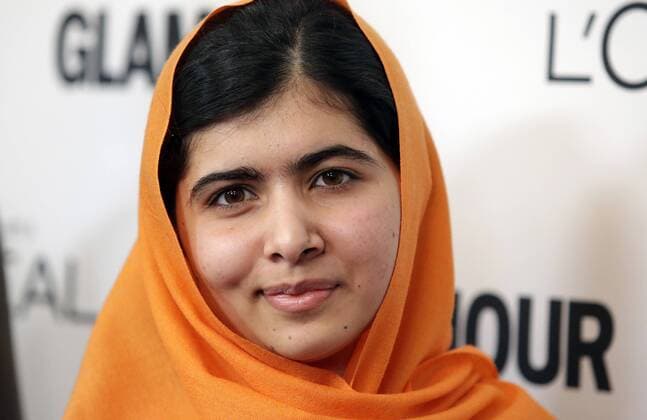 Berühmte Feministinnen, Malala Yousafzai Malala Yousafzai arrives on the red carpet at the 2013 Glamour Women of the Year Awards, sponsored by L Oreal Paris, to honor courageous and inspiring women who are changing the world on November 11, 2013 in New York City. Malala Yousafzai is helping girls from around the world who are denied a formal education because of social, economic, legal and political factors through her Malala Fund at www.malalafund.org. UPI John Angelillo Glamour Women of the Year Awards UPI  NYP2013111118A