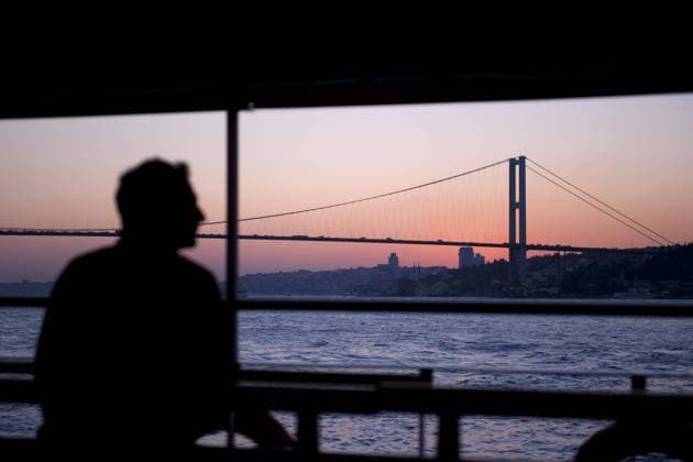 Istanbul, Bosporus TUR, Türkei, Turkey, Istanbul, 25.10.2013 Abendstimmung mit der Bosporus-Brücke am Bosporus, welcher die Stadt in einen asiatischen und europäischen Teil trennt, vor der Altstadt in Istanbul. Reise, Wahrzeichen, Tourismus, Reisen, Stadt, Sehenswürdigkeit, Stadtzentrum, Stadtansicht, Grosstadt, Metropole, 2013, Stadtbild, Asien, Europa, Südeuropa, Naher Osten, Byzantisch, Konstantinopel, Goldenes Horn, Meeresenge, Wasser, Fluss. Sunset over the Bosphorus-Bridge and the Bosphorus, which divides the city in an European and an Asian part, in Istanbul. Turkish, Turquie, Tourism, Travel, landmark, city, metropolis, Town Centre, Cityscape, city view, sightseeing, feature, symbolic image, Asia, Europe, 2013, Bosphorus, Tuerkiye, river, Bosporus