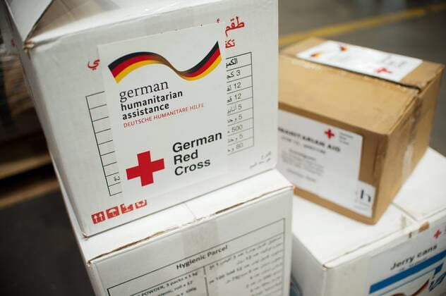 Berlin, Hilfspakete des Deutschen Roten Kreuzes (DRK) stehen am Mittwoch (13.11.13) vor der Beladung eines Luftfrachtflugzeuges mit Hilfsgütern auf dem Flughafen Berlin Schönefeld im Lagerraum des DRK. Das Technische Hilfswerk (THW) und das Deutsche Rote Kreuz (DRK) starten einen Hilfsflug in das vom Taifun Haiyan betroffene Gebiet auf den Philippinen. Der Flug geht direkt in die am schwersten betroffene Region Cebu. An Bord werden insgesamt rund 70 Tonnen Fracht sein. Das DRK liefert Zelte, Kochsets, Hygieneartikel und Plastikplanen. Vom THW werden zwei Trinkwasseraufbereitungsanlagen, ein Labor zur Wasseranalyse, Werkzeug zur Reparatur zerstörter Infrastruktur sowie Camp-Ausstattung für Einsatzkräfte zugeladen.