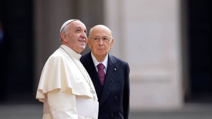 Rom, Vatikan Staatschef Giorgio Napolitano (re, Italien) empfängt Papst Franziskus I. in seinem Amtssitz, dem Quirinalspalast. ULMERxAlbertoxLingria  xxNOxMODELxRELEASExx Rom, Staatschef Napolitano (Italien) empfängt Papst Franziskus