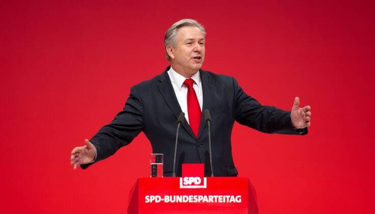 Leipzig, Berlins Regierender Buergermeister Klaus Wowereit (SPD) spricht am Freitag (15.11.13) auf dem SPD-Bundesparteitag.