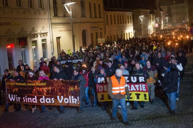 Fackelmarsch gegen Asylbewerber in Schneeberg mit Transparent: Unsere Heimat, unser Recht! Wir sind das Volk: Begleitet von mehreren Gegendemonstrationen findet in Schneeberg der dritte Facklemarsch von Neonazis und Bürgern (Lichtellauf) gegen die Unterbringung von Flüchtlingen in der ehemaligen Jägerkaserne mit ca. 1500 Teilnehmern statt. Der Aufmarsch ist von dem lokalen NPD-Funktionär Stefan Hartung angemeldet, neben organisierten Neonazis nehmen auch zahlreiche Bürger Schneebergs an dem Fackelmarsch teil. Am Rande des Aufmarsches werden mehrfach Journalisten von Auzugsteilnehmern bedroht, ein Pressefotograf wird zusammengeschlagen und muss im Krankenhaus behandelt werden. Gegen den Aufmarsch protestieren mehrere hundert Bürger auf einer Kundgebung der demokratischen Parteien Schneebergs, an einer überregionalen Demonstration von Antifagruppen beteiligten sich ca. 1500 Menschen. Schne