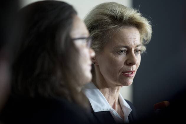 Andrea Nahles, Generalsekretärin der SPD und Bundesarbeitsministerin Ursula von der Leyen (CDU) berichten am Montag (18.11.13) in Berlin über den Fortgang der Koalitionsverhandlungen.